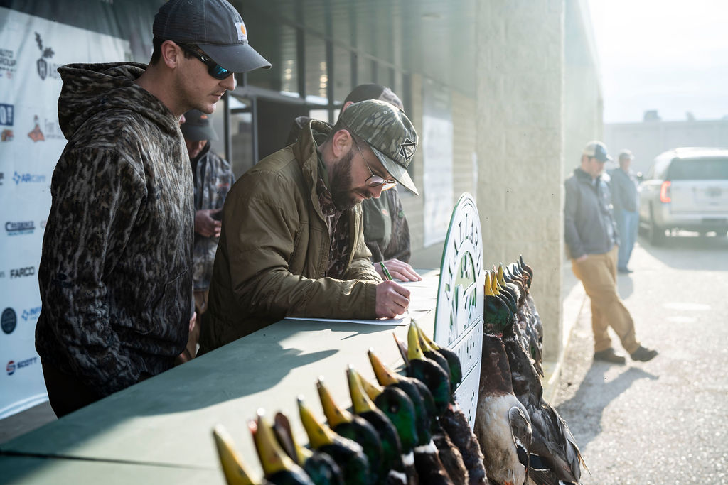 men registering for the team hunt